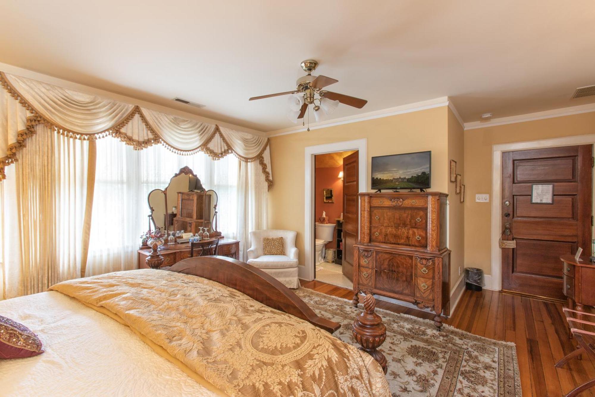 Black Walnut B&B Inn Ашвил Екстериор снимка