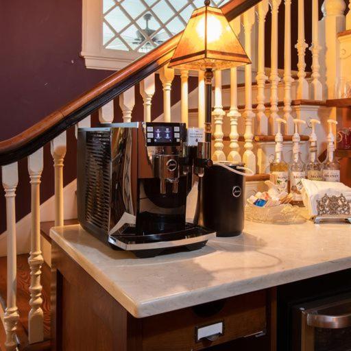 Black Walnut B&B Inn Ашвил Екстериор снимка