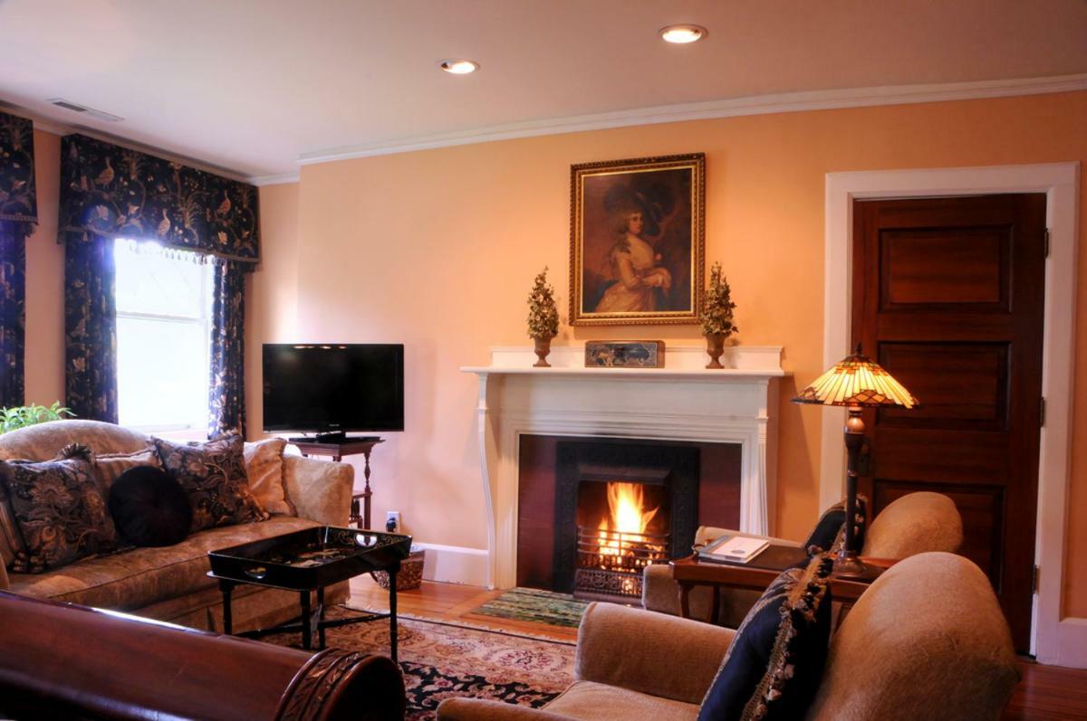 Black Walnut B&B Inn Ашвил Екстериор снимка