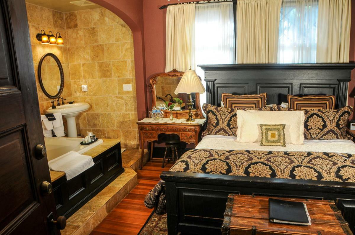 Black Walnut B&B Inn Ашвил Екстериор снимка